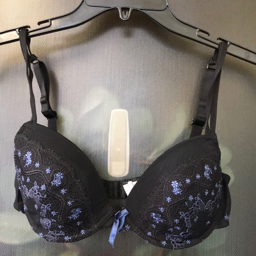 Gorgeous blue and black lace bra from France 34C
